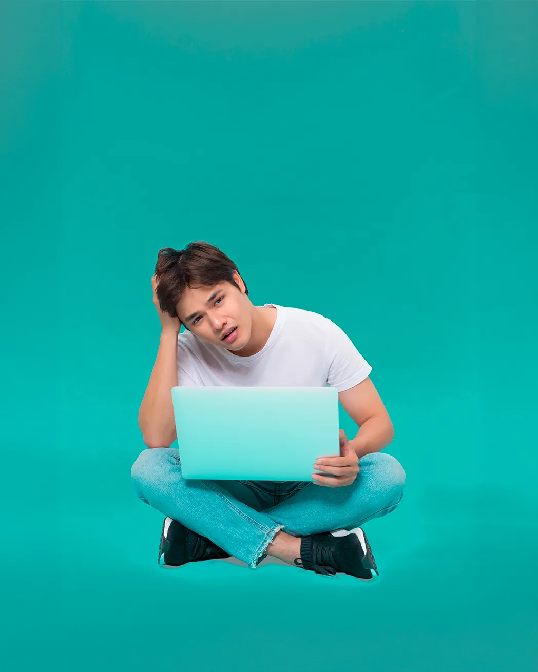 Collaborateur fatigué devant son ordinateur, illustration du décrochage face à la qualification documentaire dans la durée.
